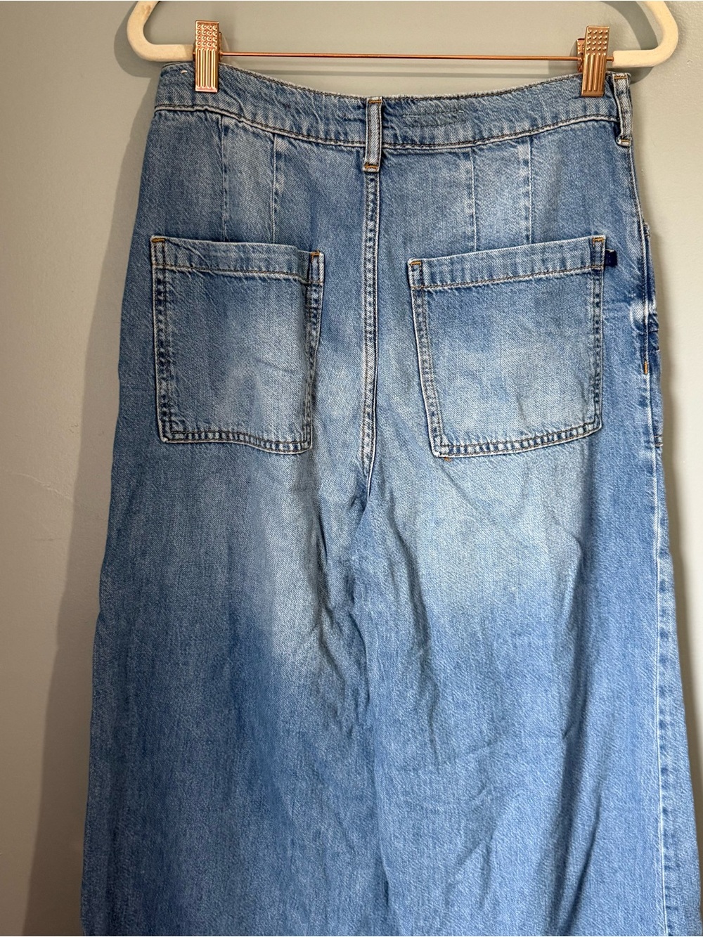 Pilcro The Jane High-Rise Wide-Leg Jeans
6/28 - Picture 9 of 11